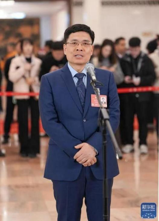 全國人大代表周云杰：要么與AI同進(jìn)化，要么被AI邊緣化