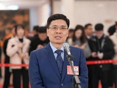 全國人大代表周云杰：要么與AI同進化，要么被AI邊緣化